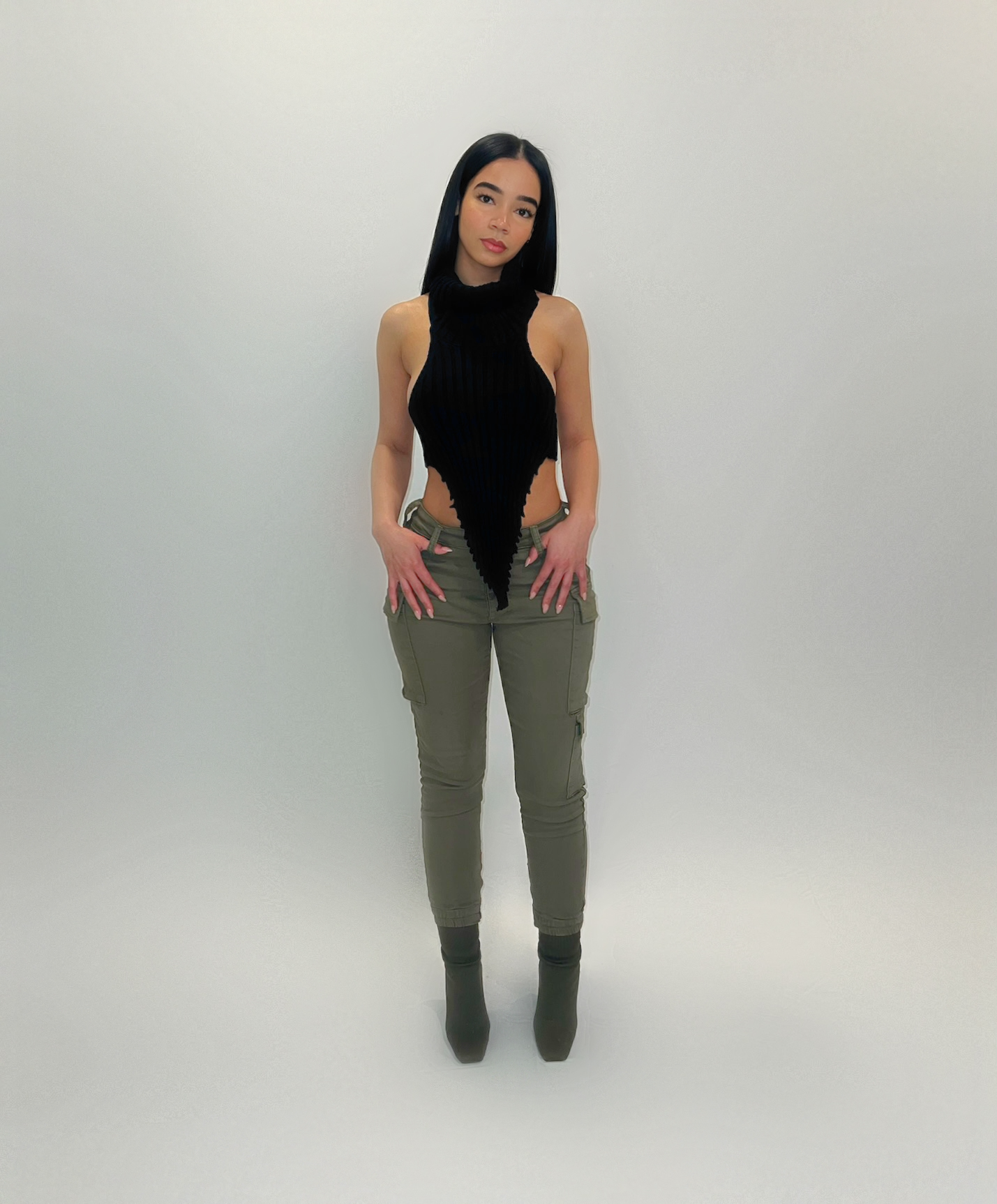 BLACK KNITTED HALTER TOP