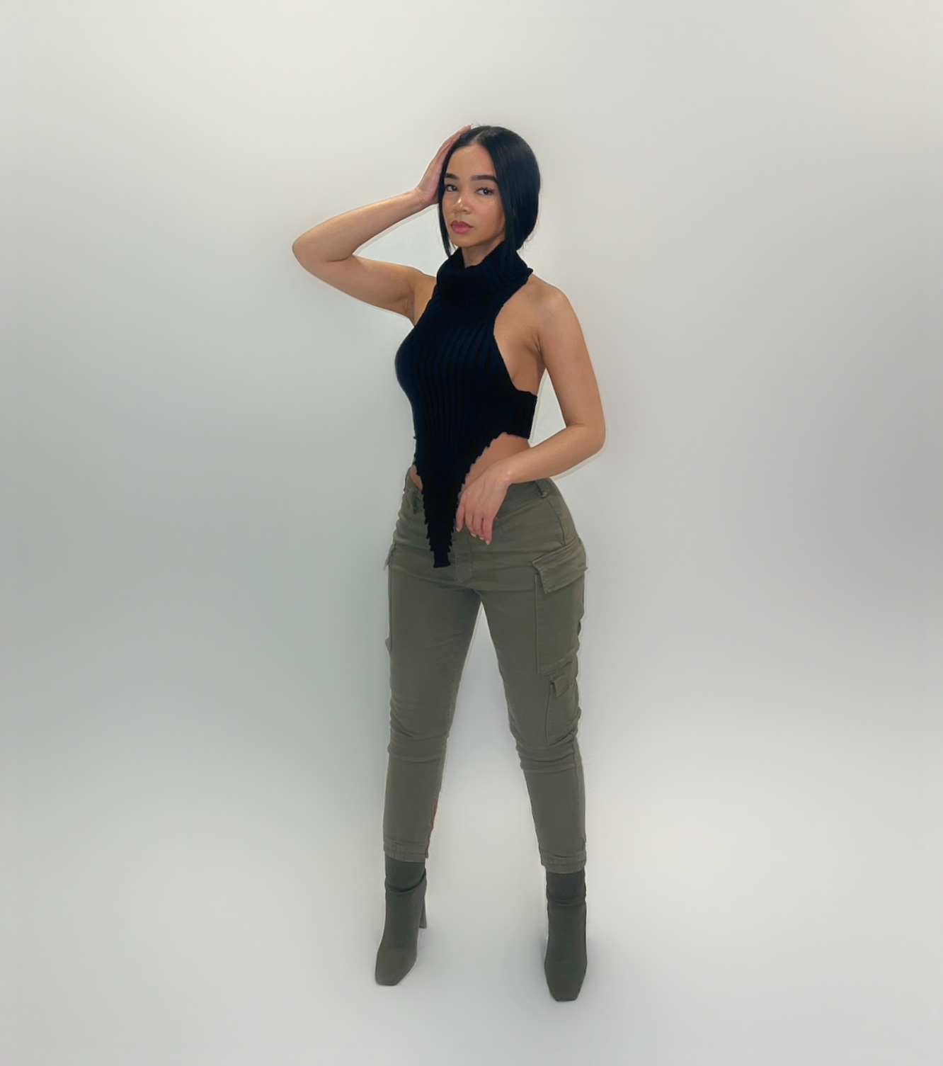 BLACK KNITTED HALTER TOP
