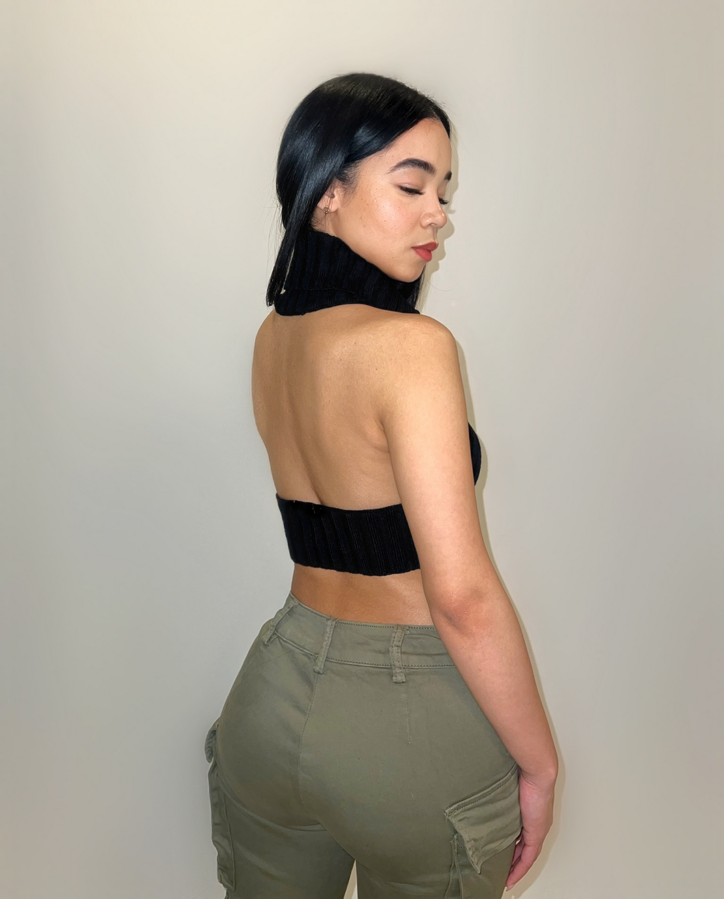 BLACK KNITTED HALTER TOP
